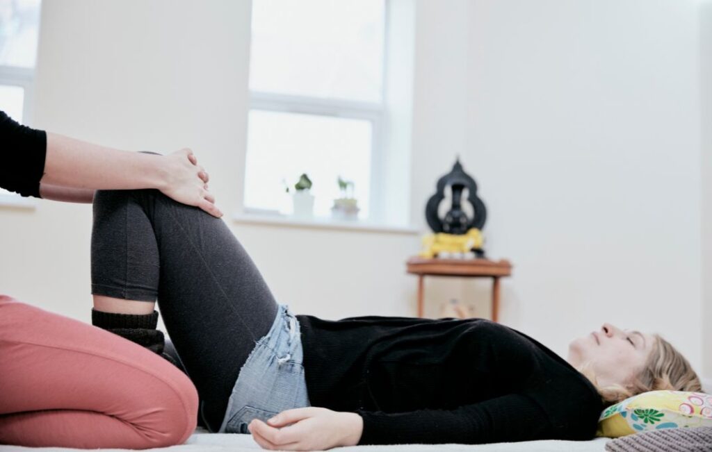 how to put a pregnant woman in the recovery position